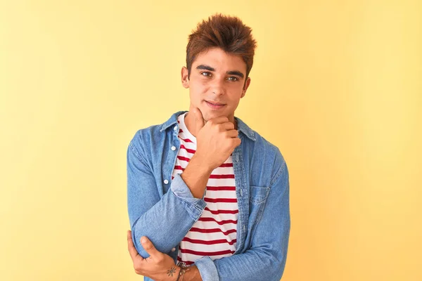 Homem Bonito Jovem Vestindo Camiseta Listrada Camisa Jeans Sobre Fundo — Fotografia de Stock