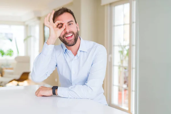 Hombre Negocios Guapo Haciendo Buen Gesto Con Mano Sonriendo Los —  Fotos de Stock