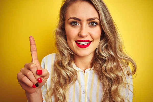 Jonge Mooie Vrouw Het Dragen Van Strepen Shirt Staande Gele — Stockfoto