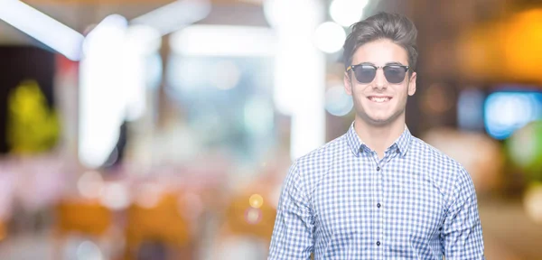 Joven Hombre Guapo Con Gafas Sol Sobre Fondo Aislado Con —  Fotos de Stock