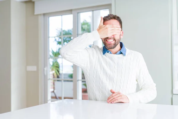 Bell Uomo Che Indossa Maglione Casual Sorridente Ridente Con Mano — Foto Stock