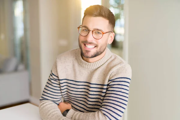 Joven Hombre Guapo Con Gafas Casa Mirando Hacia Lado Con — Foto de Stock