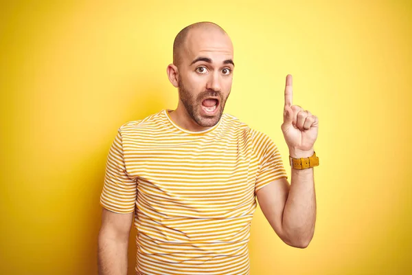 Jovem Careca Com Barba Vestindo Shirt Listrada Casual Sobre Fundo — Fotografia de Stock