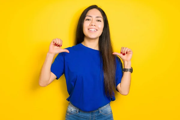 Mooie Brunette Vrouw Dragen Blauw Shirt Gele Geïsoleerde Achtergrond Zoek — Stockfoto