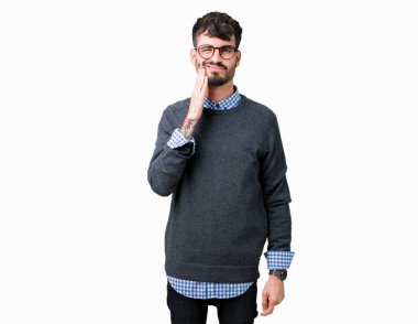 Diş ağrısı veya dişlerde dişlerle ilgili hastalık nedeniyle ağız acı ifadesi ile el ile dokunmak izole arka plan üzerinde gözlük takan genç yakışıklı akıllı adam. Diş hekimi kavramı.