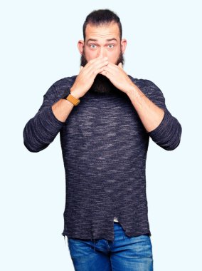 Casual kazak ağız hata için elleriyle kapsayan şok giyen genç sarışın adam. Gizli kavramı.