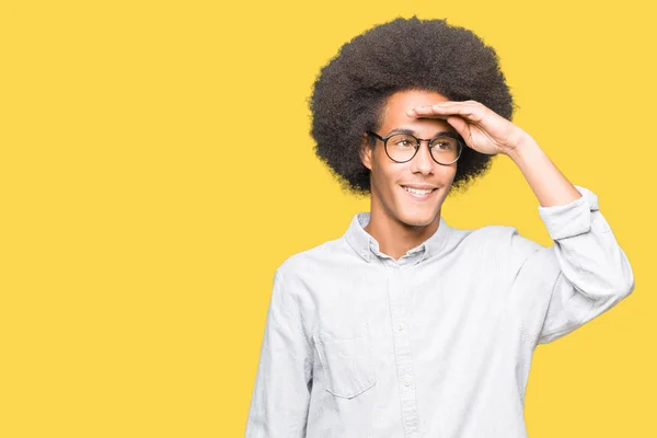 Joven Hombre Afroamericano Con Pelo Afro Usando Gafas Muy Felices — Foto de Stock