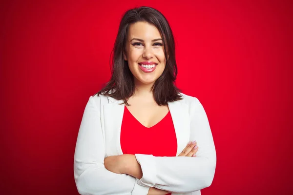 Joven Mujer Negocios Hermosa Usando Chaqueta Elegante Sobre Fondo Rojo — Foto de Stock