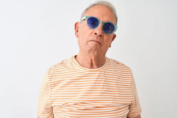 Starší Šedovlasý Muž Pruhovaným Tričkem Slunečními Brýlemi Izolovaném Bílém Pozadí — Stock fotografie