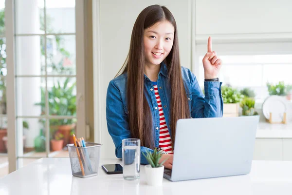 Mulher Asiática Bonita Trabalhando Usando Laptop Computador Surpreso Com Uma — Fotografia de Stock