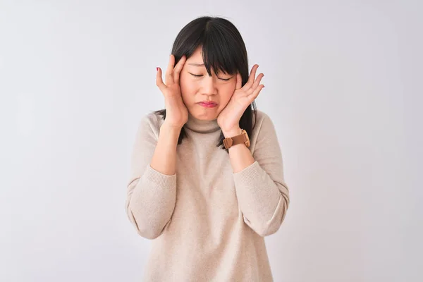 Jovem Mulher Chinesa Bonita Vestindo Camisola Gola Alta Sobre Fundo — Fotografia de Stock