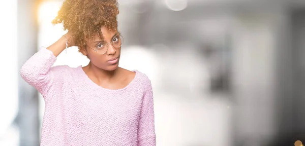 Linda Jovem Afro Americana Vestindo Óculos Sobre Fundo Isolado Confundir — Fotografia de Stock