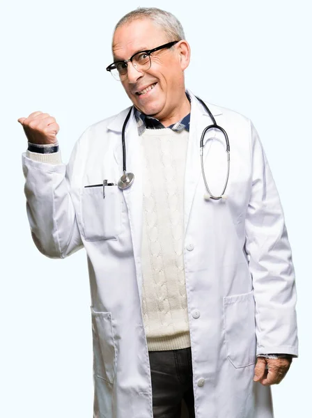 Schöner Oberarzt Arztkittel Lächelt Mit Glücklichem Gesicht Und Zeigt Mit — Stockfoto
