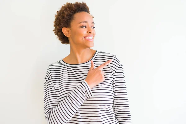 Jovem Mulher Americana Africana Bonita Vestindo Listras Suéter Sobre Fundo — Fotografia de Stock