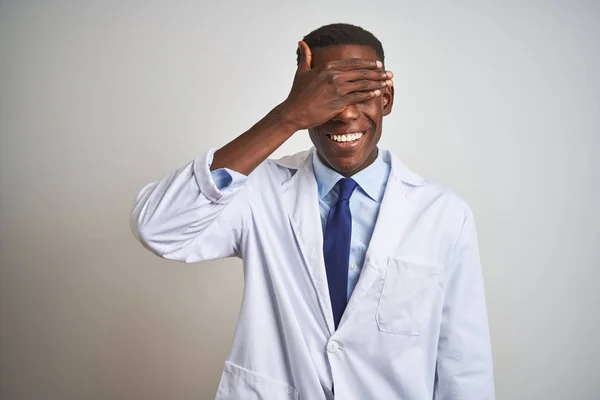 Młody African American Doktor Ubrany Płaszcz Stojący Białym Tle Uśmiechem — Zdjęcie stockowe