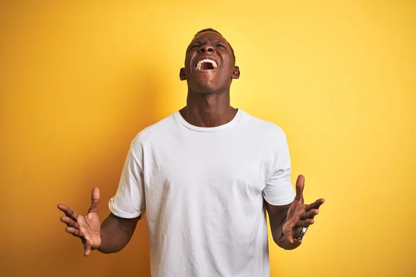 Ung Afrikansk Amerikansk Man Klädd Vit Shirt Stående Över Isolerad — Stockfoto