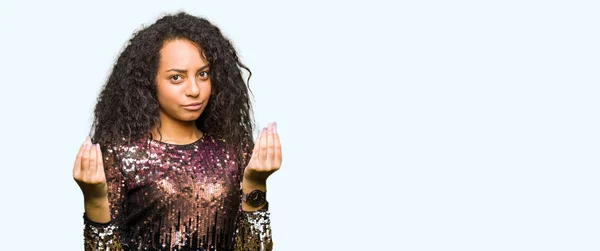 Menina Bonita Nova Com Cabelo Encaracolado Vestindo Vestido Festa Noite — Fotografia de Stock