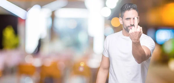 Hombre Guapo Vistiendo Camiseta Blanca Sobre Fondo Noche Aire Libre —  Fotos de Stock