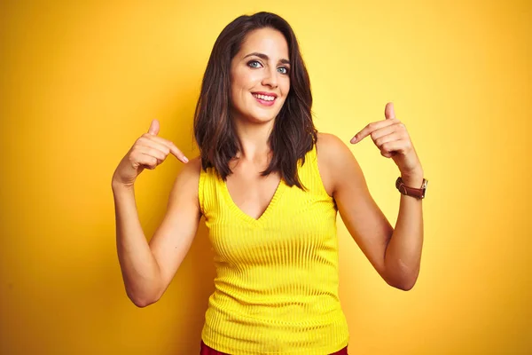 Ung Vacker Kvinna Bär Shirt Stående Över Gula Isolerad Bakgrund — Stockfoto