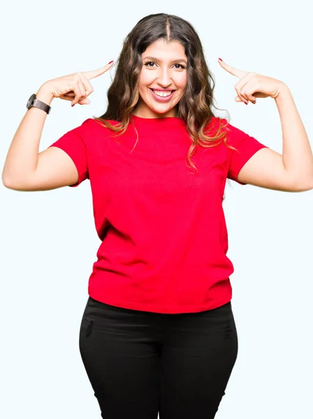 Jovem Mulher Bonita Vestindo Camiseta Casual Sorrindo Apontando Para Cabeça — Fotografia de Stock