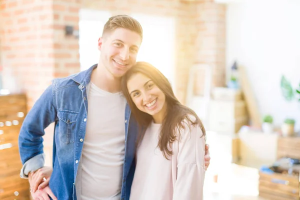Vackra unga paret flyttar till ett nytt hem, stående på nya apa — Stockfoto