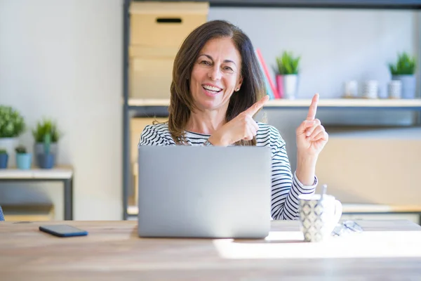 Mujer Mayor Mediana Edad Sentada Mesa Casa Trabajando Usando Computadora —  Fotos de Stock