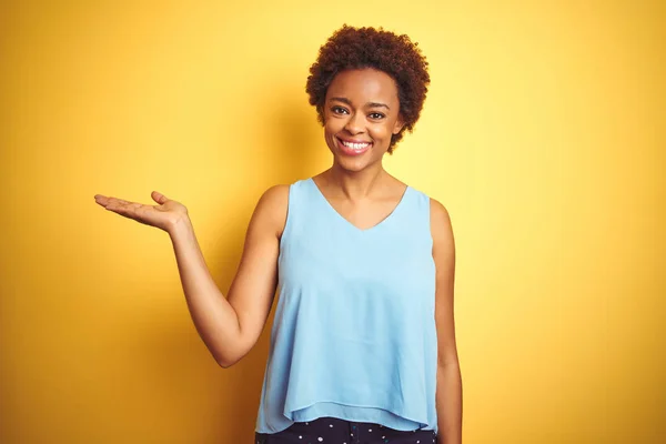 Mooie Afrikaanse Amerikaanse Vrouw Dragen Elegante Shirt Geïsoleerde Gele Achtergrond — Stockfoto