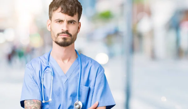 Jovem Enfermeiro Bonito Vestindo Uniforme Cirurgião Sobre Fundo Isolado Relaxado — Fotografia de Stock