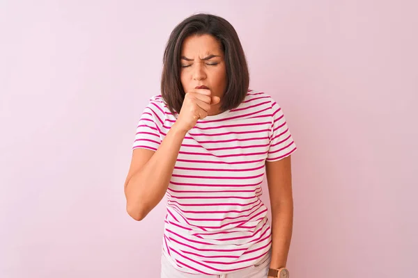 Jonge Mooie Vrouw Dragen Gestreepte Shirt Staande Geïsoleerde Roze Achtergrond — Stockfoto