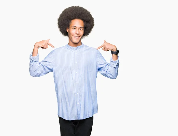 Joven Hombre Afroamericano Con Pelo Afro Que Mira Confiado Con — Foto de Stock