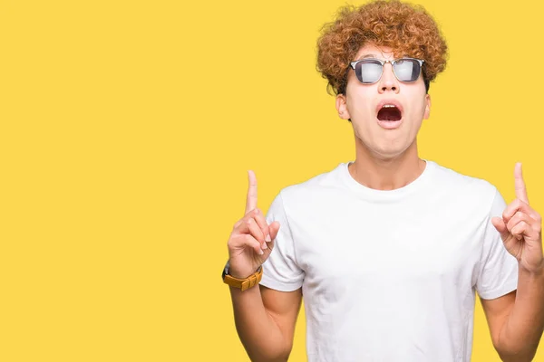 Jonge Knappe Man Met Afro Haar Dragen Van Een Zonnebril — Stockfoto