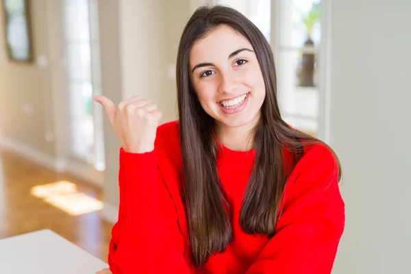Όμορφη Νεαρή Γυναίκα Φορώντας Casual Κόκκινο Πουλόβερ Χαμόγελο Χαρούμενο Πρόσωπο — Φωτογραφία Αρχείου