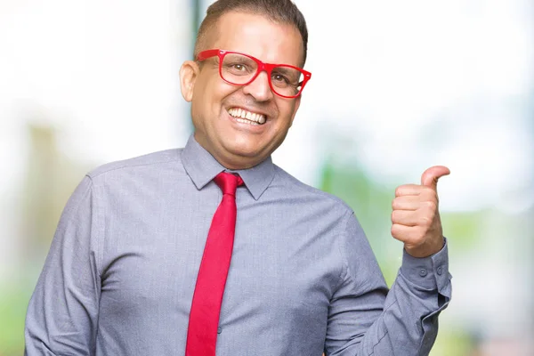 Hombre Árabe Mediana Edad Con Gafas Rojas Moda Sobre Fondo —  Fotos de Stock