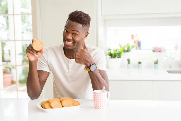 Αφρικανός Αμερικανός Άνθρωπος Τρώει Υγιές Ολόκληρο Μπισκότο Δημητριακών Ευχαριστημένοι Μεγάλο — Φωτογραφία Αρχείου