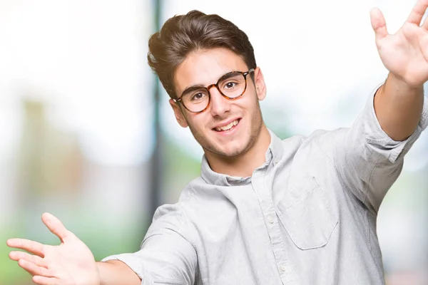 Giovane Bell Uomo Che Indossa Occhiali Sfondo Isolato Guardando Fotocamera — Foto Stock