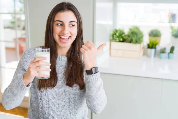 Bella Giovane Donna Che Beve Bicchiere Latte Fresco Indicando Mostrando — Foto Stock