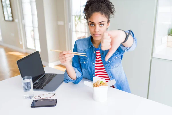 Young African American Business Woman Working Eating Asian Noodles Angry — Stock Photo, Image