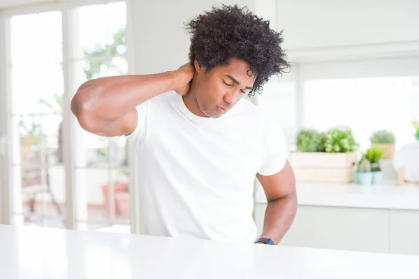 Jonge Afro Amerikaanse Man Dragen Casual Wit Shirt Zittend Thuis — Stockfoto