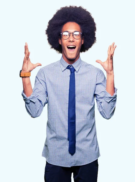 Jovem Empresário Afro Americano Com Cabelo Afro Vestindo Óculos Celebrando — Fotografia de Stock