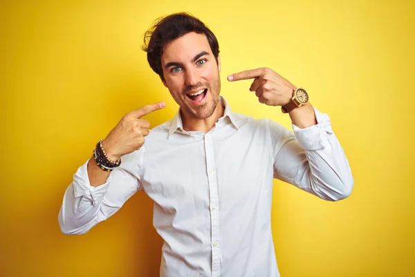 Jonge Knappe Zakenman Dragen Elegante Shirt Staande Geïsoleerde Gele Achtergrond — Stockfoto