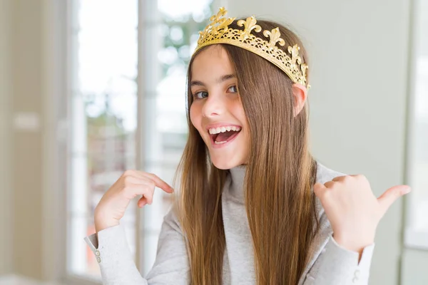 Hermosa Joven Con Una Corona Oro Como Una Princesa Cuento — Foto de Stock