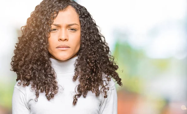 Giovane Bella Donna Con Capelli Ricci Indossa Maglione Dolcevita Scettico — Foto Stock