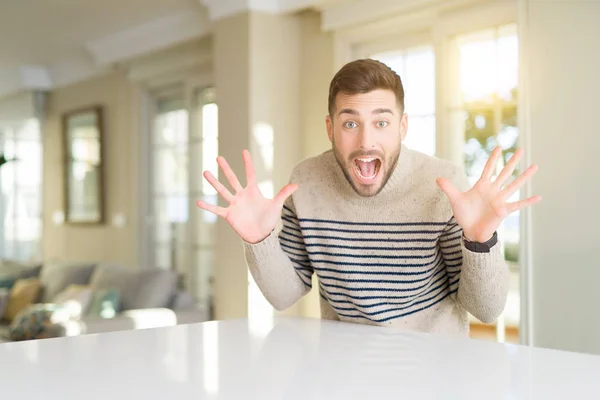 Jonge Knappe Man Thuis Vieren Van Gek Verbaasd Voor Succes — Stockfoto