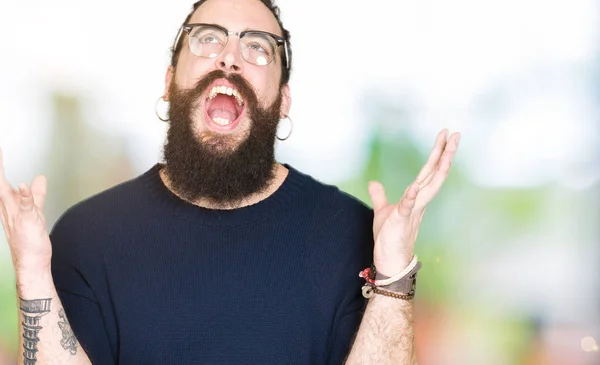 Homem Jovem Hipster Com Cabelos Longos Barba Vestindo Óculos Loucos — Fotografia de Stock