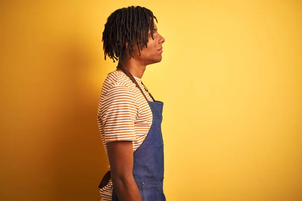 Homem Barista Afro Americano Com Dreadlocks Vestindo Avental Sobre Fundo — Fotografia de Stock