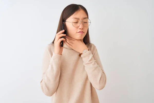 Mujer China Joven Hablando Teléfono Inteligente Sobre Fondo Blanco Aislado —  Fotos de Stock