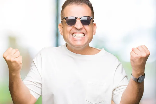 Media Edad Árabe Hombre Wearig Camiseta Blanca Gafas Sol Sobre —  Fotos de Stock