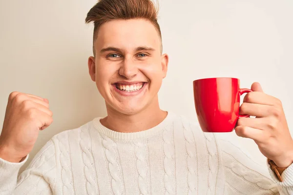 Junger Gutaussehender Mann Der Eine Rote Tasse Kaffee Trinkt Steht — Stockfoto