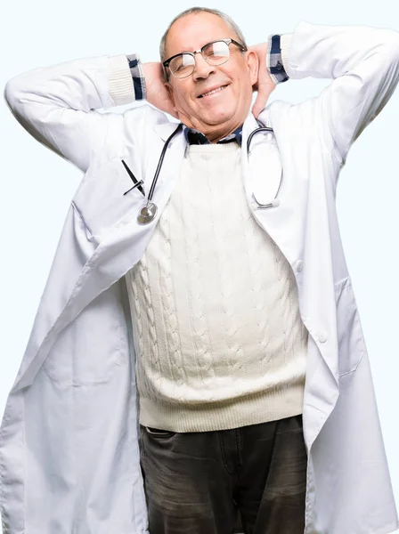 Bonito Médico Sénior Vestindo Casaco Médico Relaxando Esticando Com Braços — Fotografia de Stock