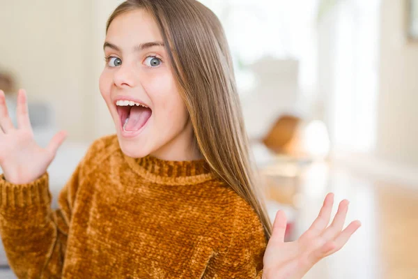 Mooi Jong Meisje Kid Dragen Casual Trui Vieren Gek Verbaasd — Stockfoto